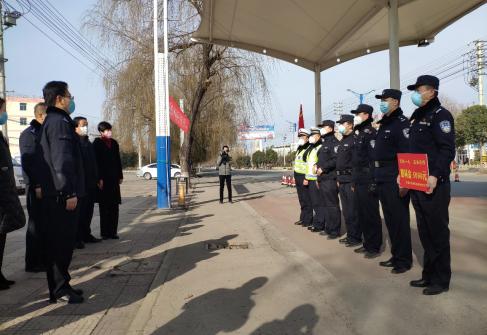 慰問守護在乾縣312國道收費站疫情防控的公安干警